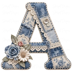 Op de afbeelding: Een decoratieve letter A met een patchworkontwerp van blauwe spijkerstof en witte bloemenstof. De letter is versierd met crèmekleurige kanten randen, twee kleine witte knoopjes en een boeket van stoffen bloemen in blauw, roze en wit.