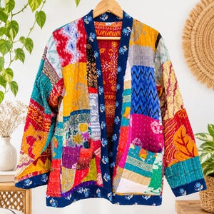 Chaqueta Kantha de patchwork hecha a mano, abrigo reversible de algodón reciclado, kimono acolchado de patchwork estilo boho vintage