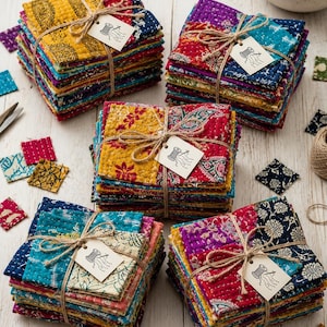 Puede incluir: Cinco pilas de posavasos rectangulares de tela con diversos patrones coloridos, incluyendo estampados florales y de cachemira. Cada pila está atada con cordel e incluye una pequeña etiqueta blanca con un dibujo lineal negro de un carrete y una aguja.
