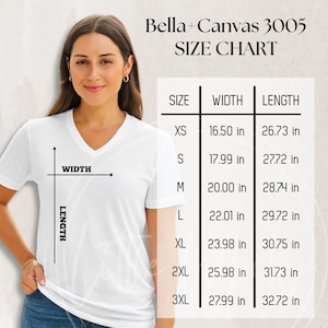 Pode incluir: Uma mulher vestindo uma camiseta branca com decote em V, com uma tabela de tamanhos ao fundo. A tabela exibe medidas em polegadas para vários tamanhos, de XS a 3XL. O texto "Bella + Canvas 3005" está no topo.