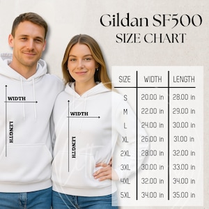 Pode incluir: Uma tabela de tamanhos de camisolas com capuz Gildan SF500 brancas com medidas em polegadas. A tabela mostra os tamanhos S a 5XL, com as medidas correspondentes de largura e comprimento. Duas pessoas com camisolas com capuz brancas no fundo.