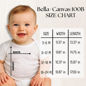 Puede incluir: Un bebé sonriente con un body blanco, con una tabla de tallas para bodies Bella+Canvas 100B. La tabla muestra las medidas de ancho y largo en cm para tallas de 3-6 meses a 18-24 meses.