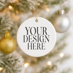 Mockup witte keramische kerstversiering: gestileerde stockfoto (digitale JPG-afbeelding)