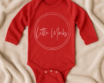 Rote Kaninchenfelle 4411 Mockup: Kleinkind Langarm Bodysuit flach liegend, Boho weiche Decke Rot 4411 Baby Mock Up Valentinstag, POD JPG