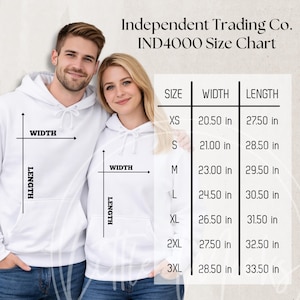 Puede incluir: Tabla de tallas para sudaderas con capucha Independent Trading Co. IND4000. La tabla muestra las medidas de ancho y largo en cm para las tallas XS a 3XL. Dos personas llevan sudaderas blancas.