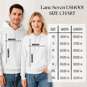Op de afbeelding: Maattabel voor Lane Seven LS14001 hoodies, met breedte- en lengtematen in inches, van XS tot 3XL. Twee personen dragen witte hoodies, met pijlen die de breedte en lengte aangeven.