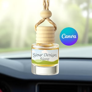Könnte beinhalten: Ein klarer Auto-Lufterfrischer aus Glas mit einem Holzaufsatz und einer Aufhängeschnur. Auf dem Etikett steht "Your Design Here" über einem Landschaftsdesign. Ein blaues und lila Canva-Logo ist sichtbar.