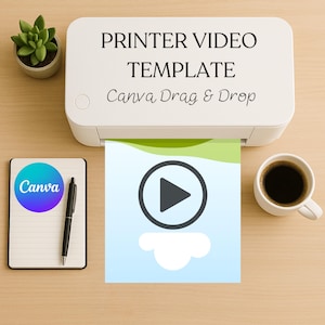 Może przedstawiać: Biała drukarka z tekstem "PRINTER VIDEO TEMPLATE Canva Drag & Drop". Z drukarki wychodzi wydrukowana strona z grafiką przycisku odtwarzania. Na drewnianej powierzchni znajduje się również notatnik z logo Canva i długopisem, mała roślina i filiżanka kawy.