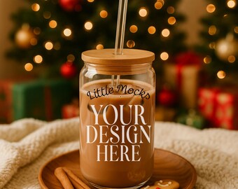 Puede incluir: Un vaso de vidrio transparente con tapa de madera y pajita de vidrio, lleno de líquido marrón. El texto "YOUR DESIGN HERE" está impreso en la parte delantera. El vaso está sobre un plato de madera con palitos de canela y galletas.