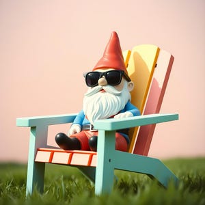 Può includere: Un gnomo da giardino con occhiali da sole e un cappello rosso, seduto su una sedia Adirondack colorata. Lo gnomo ha una lunga barba bianca, una camicia blu e pantaloni rossi. La sedia è dipinta con colori pastello.