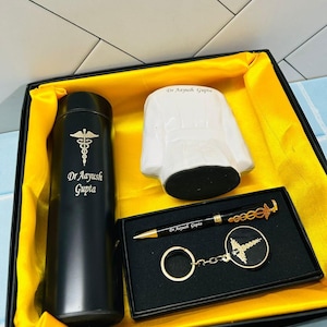 パーソナライズされたドクターギフトセット：刻印入りペン、ペンスタンド、温度ボトル