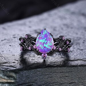 Conjunto de anel de noivado com opala roxa lavanda, anel de casamento com folha de videira em ouro preto e ametista, anel inspirado na natureza com opala em formato de pera.
