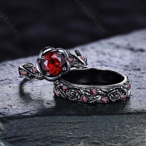 Round Garnet Couple Ring Set Gothic Black Gold Flower Design Ring His and Hers Matching Wedding Bands Leaf Engagement Ring Anniversary Gift