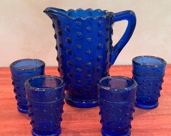 Juego de jarra y vasos miniatura vintage de cristal Fenton Glass azul cobalto con diseño de puntos en relieve.