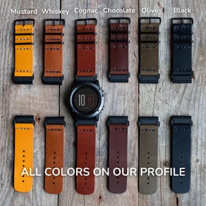 Op de afbeelding: Leren horlogebandjes in kleuren als mosterd, whisky, cognac, chocolade, olijf en zwart. Een zwarte smartwatch wordt getoond met een cognac bandje. De tekst "ALL COLORS ON OUR PROFILE" is zichtbaar.