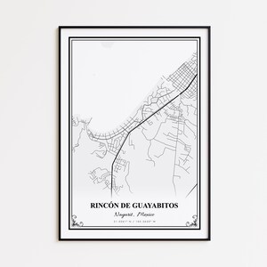 Könnte beinhalten: Schwarz gerahmter Druck mit einer schwarz-weißen Karte von Rincón de Guayabitos, Nayarit, Mexiko. Die Karte zeigt Straßen, Küstenlinien und Koordinaten. Dekorative Verzierungen befinden sich in den unteren Ecken. Der Text "Rincón de Guayabitos, Nayarit, Mexico" ist zentriert.