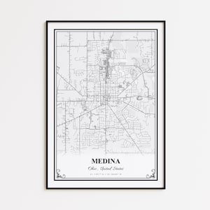 Può includere: Una stampa di mappa in bianco e nero incorniciata di Medina, Ohio, Stati Uniti. La mappa mostra la disposizione delle strade della città ed è etichettata con il nome della città e le coordinate. La stampa è in una cornice nera.