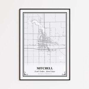 Könnte beinhalten: Schwarz gerahmter Druck einer Karte von Mitchell, South Dakota, mit dem Stadtnamen und den Koordinaten. Die Karte ist in Schwarzweiß gehalten und zeigt Straßen und Wasserwege. Dekorative Verzierungen befinden sich in den unteren Ecken.