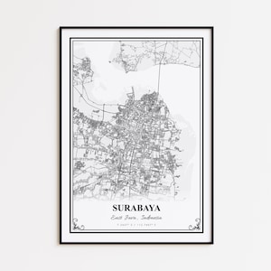 Peut inclure: Impression encadrée noire représentant une carte détaillée en niveaux de gris de Surabaya, Java Est, Indonésie. La carte de la ville comprend les routes, les cours d'eau et les zones urbaines. Le nom de la ville et les coordonnées sont imprimés en bas.