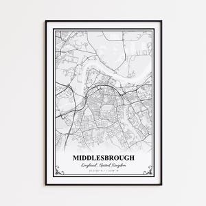 Könnte beinhalten: Schwarz gerahmter Druck einer detaillierten Karte von Middlesbrough, England. Die Karte ist in Schwarzweiß gehalten und zeigt Straßen und Wasserwege. Der Name der Stadt und die Koordinaten sind unten aufgedruckt.
