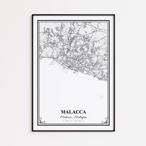Può includere: Stampa su mappa incorniciata in bianco e nero di Malacca, Malesia. La mappa mostra la planimetria della città con strade ed edifici. Il nome della città è visualizzato in grassetto, con le coordinate sottostanti. La cornice è nera e lo sfondo è bianco.