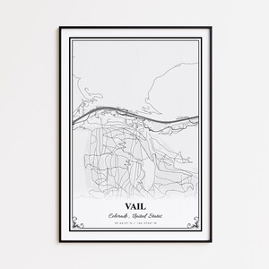 Könnte beinhalten: Schwarz gerahmter Druck einer Karte von Vail, Colorado, USA. Die Karte ist eine detaillierte Strichzeichnung in Schwarzweiß, die Straßen und Gelände zeigt. Der Name der Stadt und die Koordinaten sind unten aufgedruckt.