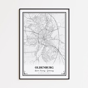 Può includere: Stampa di mappa in bianco e nero incorniciata di Oldenburg, Bassa Sassonia, Germania. La mappa presenta una planimetria dettagliata delle strade, con il nome della città e le coordinate in basso. La stampa è racchiusa in una cornice nera.