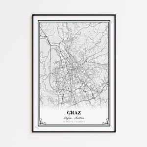Könnte beinhalten: Schwarz gerahmter Druck einer Karte von Graz, Österreich. Die Karte in Graustufen zeigt die Straßen und die Umgebung der Stadt. Der Name der Stadt, die Region und die Koordinaten sind unter der Karte aufgedruckt.
