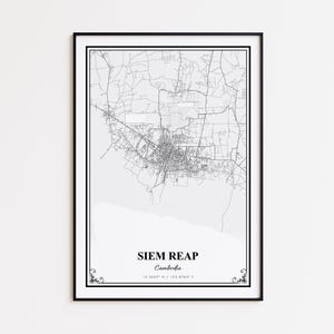 Pode incluir: Uma impressão emoldurada em preto e branco do mapa de Siem Reap, Camboja. O mapa detalha a rede rodoviária da cidade e é rotulado com o nome da cidade e as coordenadas. A impressão está emoldurada em preto.