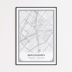 Puede incluir: Impresión enmarcada en negro de un mapa detallado en blanco y negro de Doylestown, Pensilvania, Estados Unidos. El mapa muestra calles y edificios. El nombre de la ciudad y las coordenadas están impresos en la parte inferior.