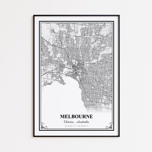 Peut inclure: Une impression encadrée en noir et blanc de la carte de Melbourne, Australie. La carte de la ville est détaillée avec les routes et les cours d'eau. Le nom de la ville et les coordonnées sont imprimés en bas.