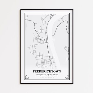 Könnte beinhalten: Schwarz-Weiß-Karten-Druck von Fredericktown, Pennsylvania, USA, in einem Rahmen. Die Karte zeigt die Straßen und Wasserwege der Stadt, mit dem Namen und den Koordinaten der Stadt unten. Der Rahmen ist schwarz.