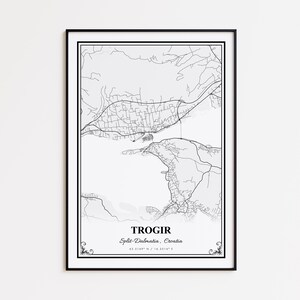 Könnte beinhalten: Gerahmter Schwarz-Weiß-Kartendruck von Trogir, Split-Dalmatien, Kroatien. Die Karte zeigt detaillierte Straßenlayouts und geografische Merkmale. Der Druck enthält den Stadtnamen, die Region und die Koordinaten.