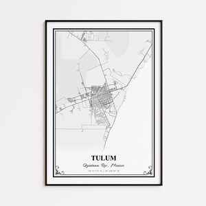 Puede incluir: Impresión enmarcada en negro de un mapa de Tulum, Quintana Roo, México. El mapa es en blanco y negro, con el nombre de la ciudad y las coordenadas en la parte inferior. Hay adornos decorativos en las esquinas.