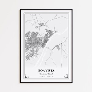 Peut inclure: Impression encadrée en noir et blanc d'une carte de Boa Vista, Roraima, Brésil. La carte montre le plan de la ville avec les rues et les bâtiments. Le nom de la ville et les coordonnées sont imprimés en bas.