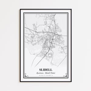 Könnte beinhalten: Ein gerahmter Schwarz-Weiß-Kartendruck von Slidell, Louisiana, USA. Die Karte zeigt die Straßen und Infrastruktur der Stadt. Der Name der Stadt und die Koordinaten sind unten aufgedruckt. Der Druck ist in einem schwarzen Rahmen.