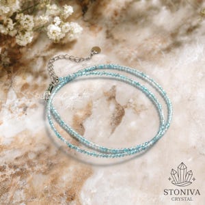 Puede incluir: Un juego de tres tazas de cerámica con un acabado mate moteado. Las tazas son de color crema, gris claro y gris oscuro. Cada taza tiene un diseño simple y minimalista.