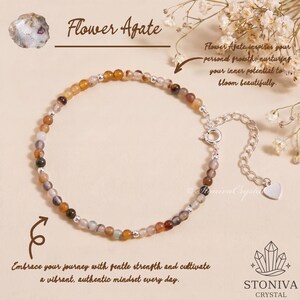 Puede incluir: Una pulsera de cuentas hecha de piedras de ágata flor multicolor en tonos marrón, bronceado y gris, acentuada con pequeñas cuentas de metal plateado. La pulsera cuenta con un cierre plateado y una cadena ajustable con un pequeño dije de corazón.