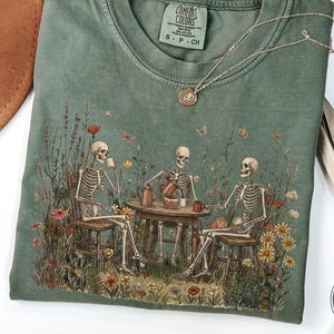 Comfort Colors Skeleton Coffee Shirt Botanical Cottagecore Gothic Vintage Wildflower Spooky Unisex Gift Tee zdjęcie 1