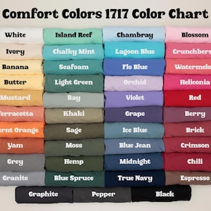 Może przedstawiać: Wzornik kolor&oacute;w Comfort Colors 1717 przedstawiający siatkę złożonych koszulek w r&oacute;żnych odcieniach. Kolory obejmują biały, kość słoniową, bananowy, maślany, musztardowy, terakotowy, palony pomarańczowy, yam, szary, granitowy, rafę wyspową, kredową miętę, piankę morską, jasną zieleń, zatokę, khaki, szałwię, mech, konopie, świerk niebieski, chambray, błękit laguny, błękit flo, orchideę, fiolet, winogrono, lodowy błękit, dżinsowy błękit, p&oacute;łnoc, prawdziwy granat, kwiat, crunchberry, arbuz, helikonię, czerwień, jagodę, cegłę, karmazyn, chili, espresso, grafit, pieprz i czerń.