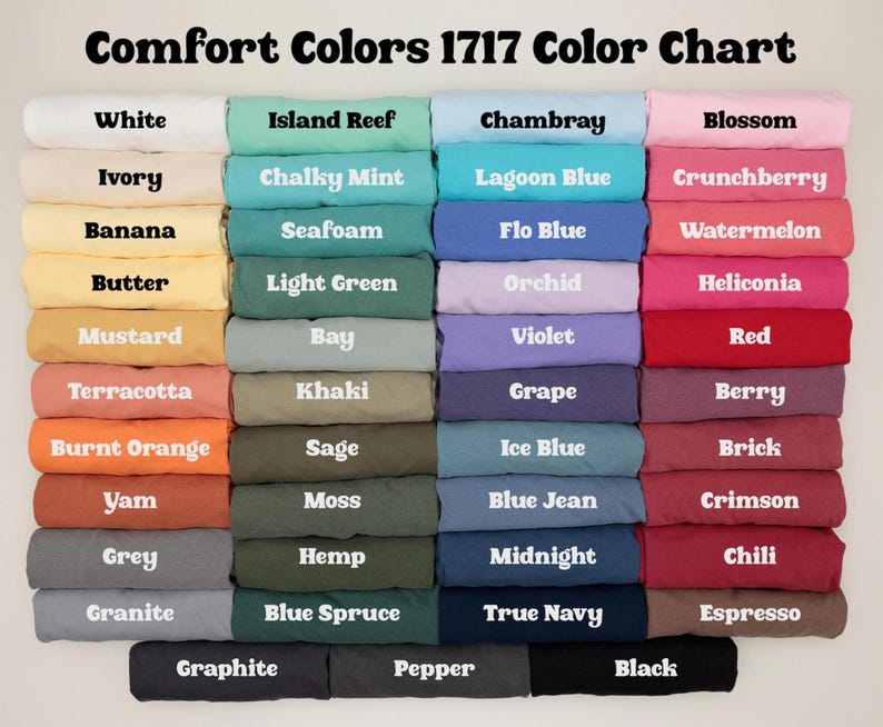 Może przedstawiać: Wzornik kolor&oacute;w Comfort Colors 1717 przedstawiający siatkę złożonych koszulek w r&oacute;żnych odcieniach. Kolory obejmują biały, kość słoniową, bananowy, maślany, musztardowy, terakotowy, palony pomarańczowy, yam, szary, granitowy, rafę wyspową, kredową miętę, piankę morską, jasną zieleń, zatokę, khaki, szałwię, mech, konopie, świerk niebieski, chambray, błękit laguny, błękit flo, orchideę, fiolet, winogrono, lodowy błękit, dżinsowy błękit, p&oacute;łnoc, prawdziwy granat, kwiat, crunchberry, arbuz, helikonię, czerwień, jagodę, cegłę, karmazyn, chili, espresso, grafit, pieprz i czerń.