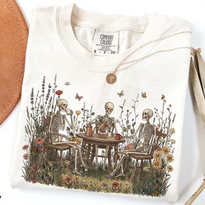 Comfort Colors Skeleton Coffee Shirt Botanical Cottagecore Gothic Vintage Wildflower Spooky Unisex Gift Tee zdjęcie 8