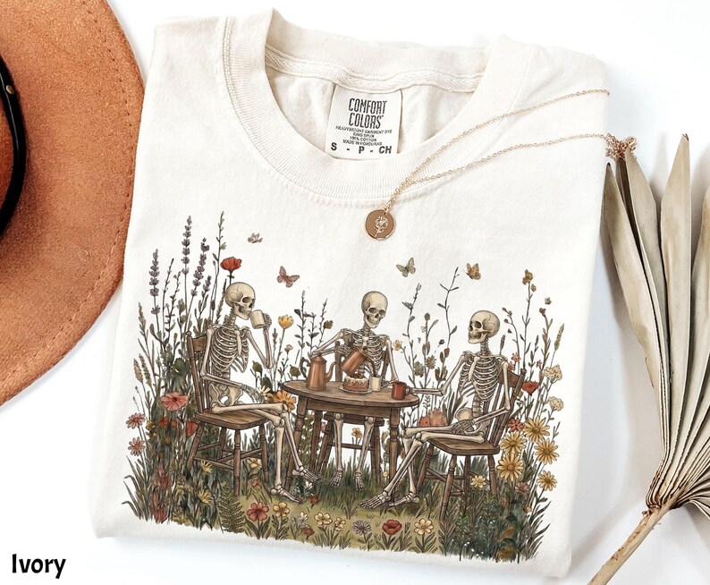 Comfort Colors Skeleton Coffee Shirt Botanical Cottagecore Gothic Vintage Wildflower Spooky Unisex Gift Tee zdjęcie 8