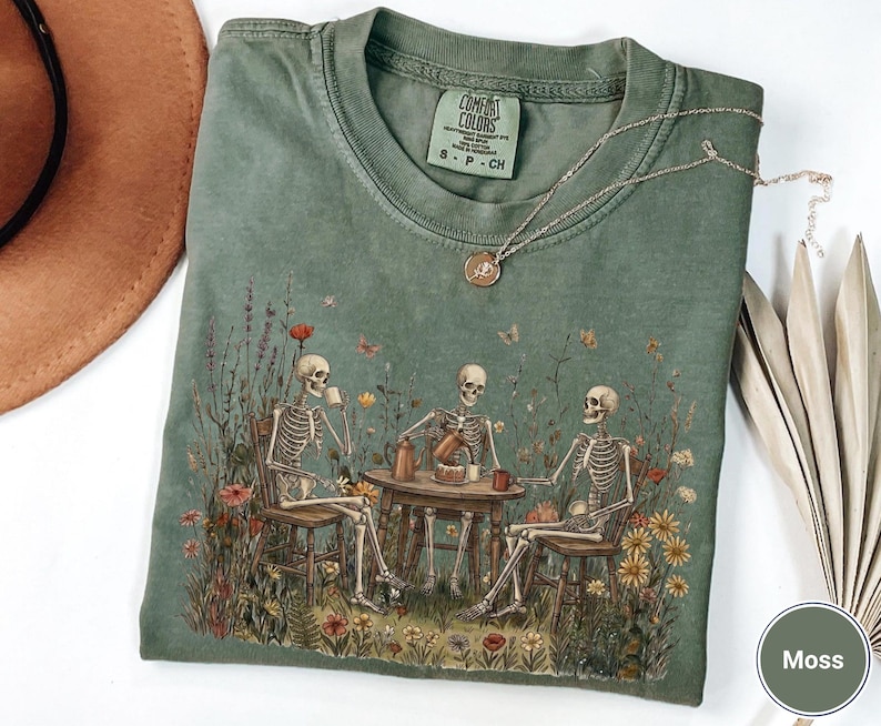 Comfort Colors Skeleton Coffee Shirt Botanical Cottagecore Gothic Vintage Wildflower Spooky Unisex Gift Tee zdjęcie 1