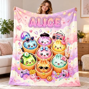 Könnte beinhalten: Eine weiche Fleecedecke mit dem Namen ALICE in großen rosa Buchstaben oben. Das Design zeigt mehrere niedliche, lächelnde Knödel-Charaktere in Bambusdämpfern, umgeben von Symbolen wie einer Discokugel, einem Ghettoblaster und einem Controller.