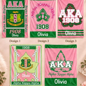 K&ouml;nnte beinhalten: F&uuml;nf rechteckige Fleecedecken mit dem Branding der Alpha Kappa Alpha Sorority in Pink und Gr&uuml;n. Die Designs zeigen die Buchstaben AKA, das Jahr 1908, Efeublattmotive und den Namen Olivia in verschiedenen Layouts und Grafikstilen.