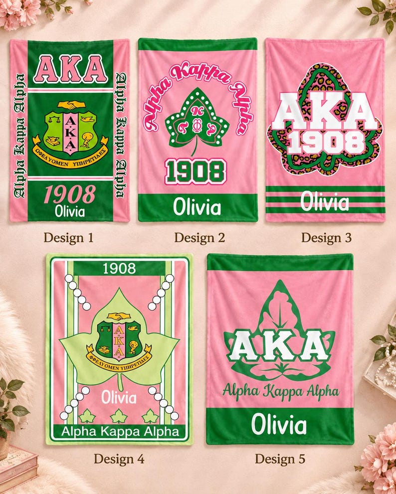 K&ouml;nnte beinhalten: F&uuml;nf rechteckige Fleecedecken mit dem Branding der Alpha Kappa Alpha Sorority in Pink und Gr&uuml;n. Die Designs zeigen die Buchstaben AKA, das Jahr 1908, Efeublattmotive und den Namen Olivia in verschiedenen Layouts und Grafikstilen.
