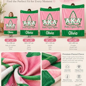 K&ouml;nnte beinhalten: Vier rosa und gr&uuml;ne Flanell-Decken mit dem Alpha Kappa Alpha AKA Logo und dem Namen Olivia. Die Gr&ouml;&szlig;en reichen von 76 mal 102 cm bis 152 mal 203 cm. Die Decken haben eine weiche Textur mit einer lebendigen Blattgrafik und Text.
