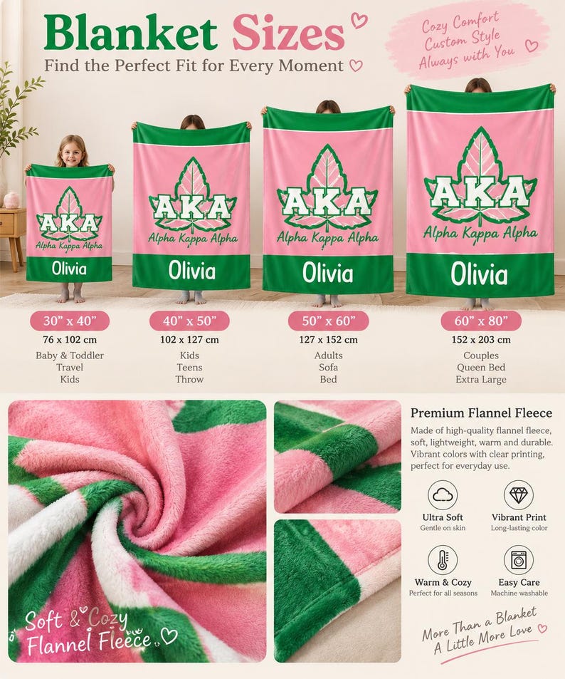 K&ouml;nnte beinhalten: Vier rosa und gr&uuml;ne Flanell-Decken mit dem Alpha Kappa Alpha AKA Logo und dem Namen Olivia. Die Gr&ouml;&szlig;en reichen von 76 mal 102 cm bis 152 mal 203 cm. Die Decken haben eine weiche Textur mit einer lebendigen Blattgrafik und Text.