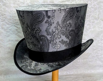 Chapeau haut de forme gris, chapeau haut de forme steampunk, chapeau argenté, chapeau historique, chapeau paisley, chapeau costume cosplay, chapeau haut de forme classique, chapeau festival, chapeau convention